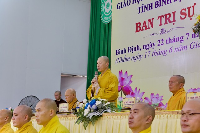 Thượng tọa Thích Minh Nhẫn, Phó ban kiêm Chánh Thư ký Ban Hoằng pháp T.Ư đại diện đoàn Ban Hoằng pháp T.Ư và Ban Kinh tế - Tài chính T.Ư phát biểu tại buổi thăm tại Bình Định - Ảnh: Ban TT-TT Phật giáo tỉnh Bình Định