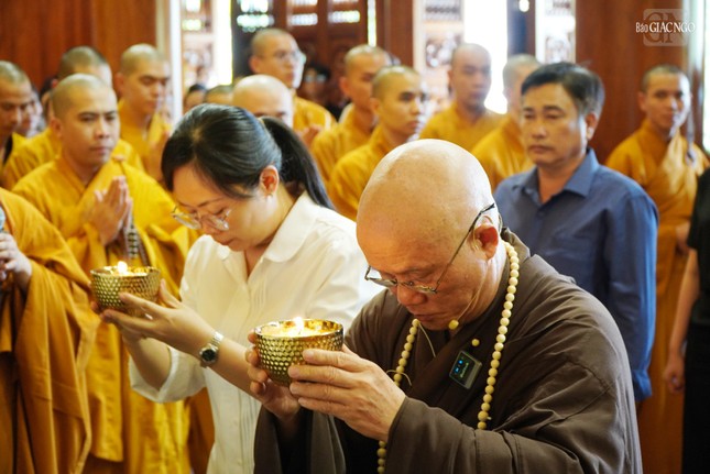 Thượng tọa Thích Giác Dũng, cùng đại diện chính quyền P.Hiệp Thành, Q.12 dâng đèn, dâng hương tưởng niệm Thượng tọa Thích Giác Dũng, cùng đại diện chính quyền P.Hiệp Thành, Q.12 dâng đèn, dâng hương tưởng niệm