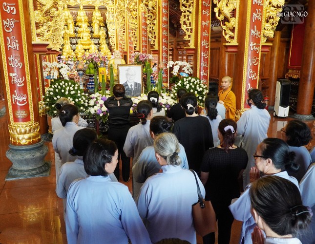 Phật tử, người dân về tu viện Vĩnh Nghiêm dâng hương tưởng niệm Tổng Bí thư Nguyễn Phú Trọng với niềm kính thương vô hạn Phật tử, người dân về tu viện Vĩnh Nghiêm dâng hương tưởng niệm Tổng Bí thư Nguyễn Phú Trọng với niềm kính thương vô hạn