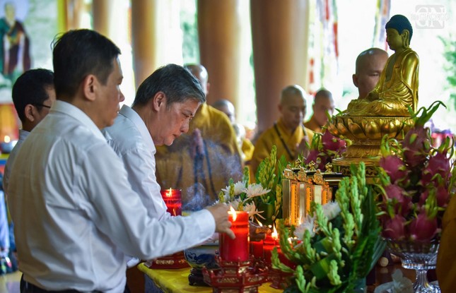 Trai đàn thực hiện theo nghi thức cam lồ thí thực do Hòa thượng Thích Lệ Trang làm Gia trì sư với sự chủ bái là đại diện chính quyền TP.HCM