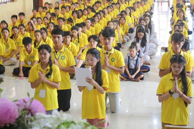Phật tử Diệu Hiền đại diện các khóa sinh dâng lời phát nguyện