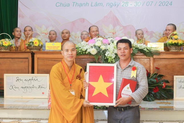 Ban Tổ chức khóa tu tặng 300 lá cờ tổ quốc đến địa phương