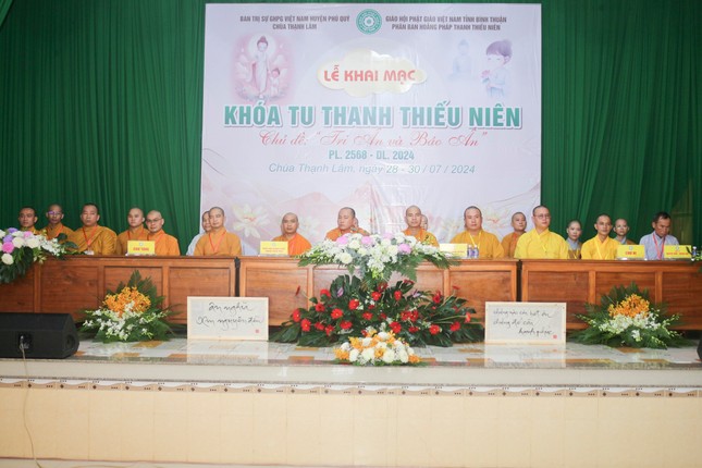 Chư tôn đức tham dự lễ khai mạc