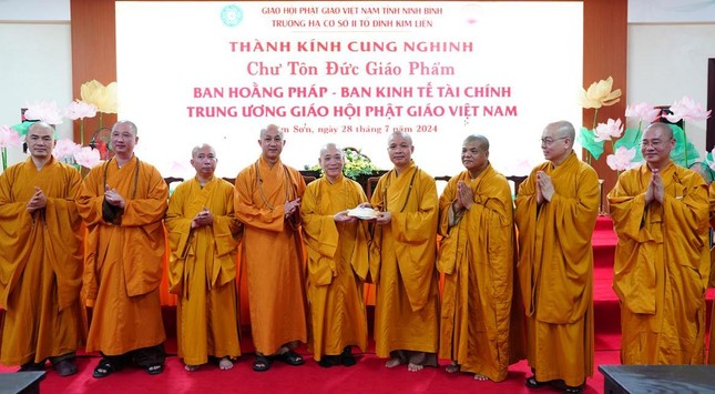 Hòa thượng Thích Bảo Nghiêm trao cúng dường đến trường hạ tại tỉnh Ninh Bình - Ảnh: Diệu Tường