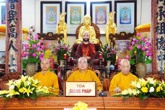 Trưởng lão Hòa thượng Thích Thanh Nhiễu, Ủy viên Thường trực Hội đồng Chứng minh, Phó Chủ tịch Thường trực Hội đồng Trị sự, cùng đoàn chư tôn đức Ban Hoằng pháp T.Ư và Ban Kinh tế - Tài chính T.Ư thăm, cúng dường trường hạ tỉnh Hải Dương - Ảnh: Diệu Tường