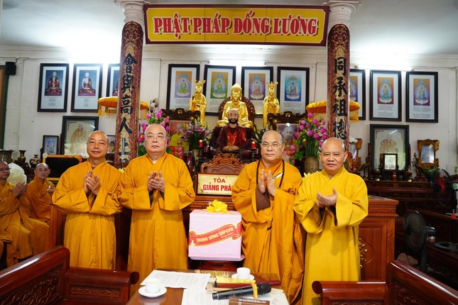 Trao cúng dường của T.Ư GHPGVN - Ảnh: Diệu Tường
