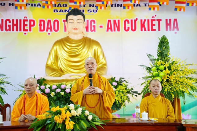 Đoàn Ban Hoằng pháp T.Ư và Ban Kinh tế - Tài chính T.Ư thăm, cúng dường trường hạ tại Hà Tĩnh - Ảnh: Diệu Tường