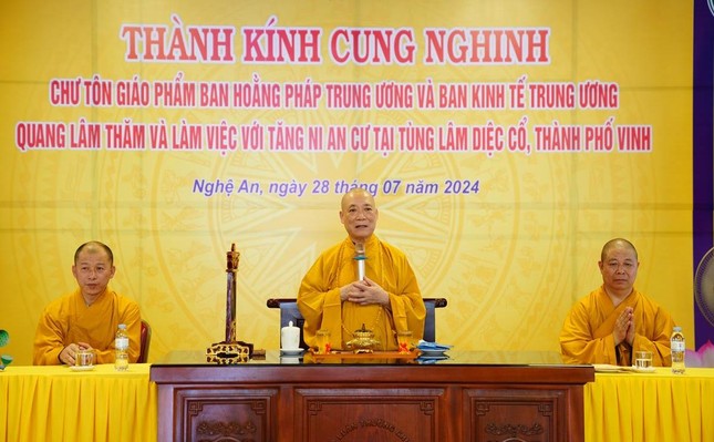Hòa thượng Thích Bảo Nghiêm đã có đôi lời động viên, sách tấn hành giả an cư cần tinh tiến tu tập, trưởng dưỡng đạo tâm, trau dồi tam vô lậu học - Ảnh: Diệu Tường