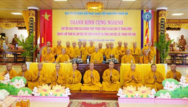 Lưu niệm cùng đoàn Ban Hoằng pháp T.Ư và Ban Kinh tế - Tài chính T.Ư - Ảnh: Diệu Tường