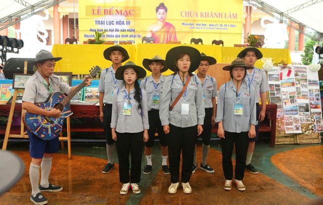 Các tiểu trại thi hát tập thể - Ảnh: TT trại Lục Hòa III