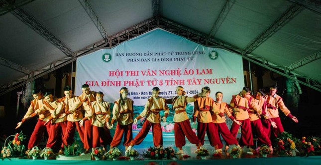 Đặc sắc các tiết mục trong Hội thi văn nghệ áo lam - Ảnh: TT trại Lục Hòa III