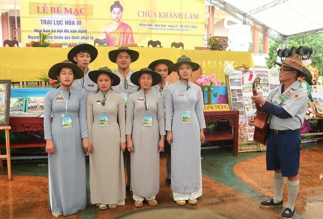 Mỗi đội có 7 thí sinh dự thi hát tập thể nhạc Gia đình Phật tử - Ảnh: TT trại Lục Hòa III