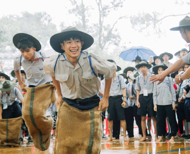 Thi nhảy bao bố dành cho nam - Ảnh: TT trại Lục Hòa III