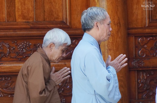 Phật tử thành kính tưởng niệm Phật tử thành kính tưởng niệm