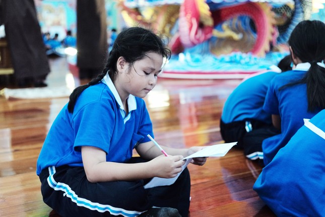 Cẩn thận, chăm chút từng dòng thư gửi Mẹ