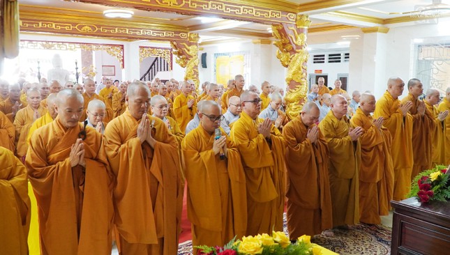 Tác bạch khánh tuế đến chư tôn đức chứng minh