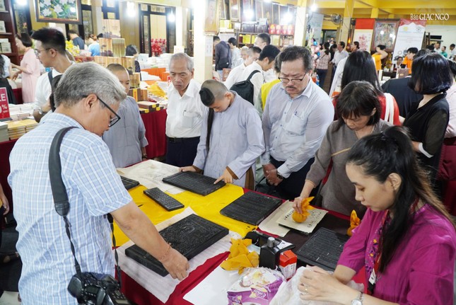 Trải nghiệm in kinh trên mộc bản, in tranh thủy mộc Trải nghiệm in kinh trên mộc bản, in tranh thủy mộc