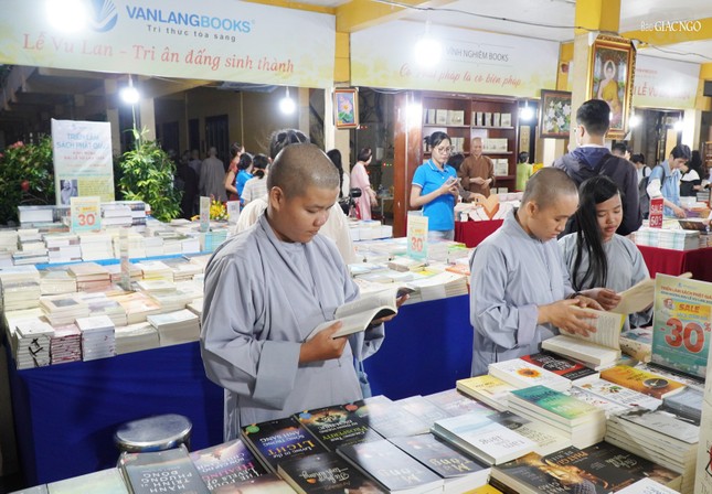 Chư Ni tham quan triển lãm sách Chư Ni tham quan triển lãm sách