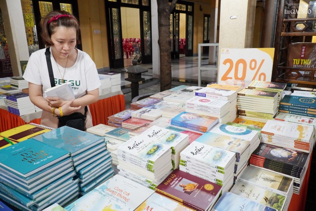 "Hiếu - thở cho ba, mỉm cười cho má" - sách của Thiền sư Thích Nhất Hạnh "Hiếu - thở cho ba, mỉm cười cho má" - sách của Thiền sư Thích Nhất Hạnh