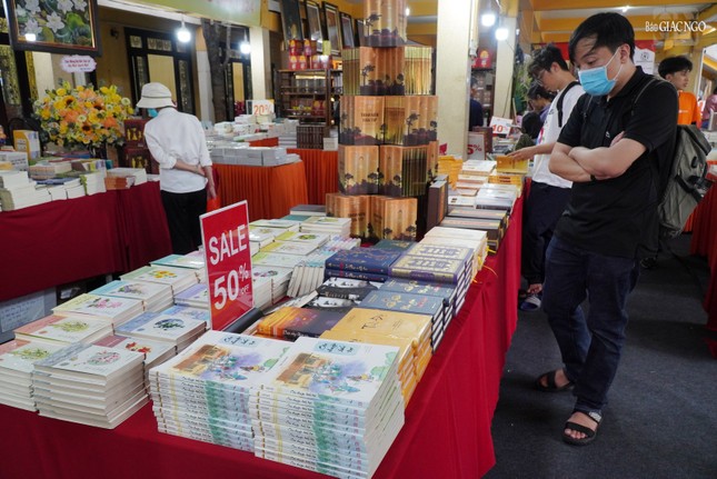 Nhiều đầu sách giảm giá đến 50% trong triển lãm sách Vu lan tại chùa Vĩnh Nghiêm từ ngày 16 đến 18-8-2024 Nhiều đầu sách giảm giá đến 50% trong triển lãm sách Vu lan tại chùa Vĩnh Nghiêm từ ngày 16 đến 18-8-2024