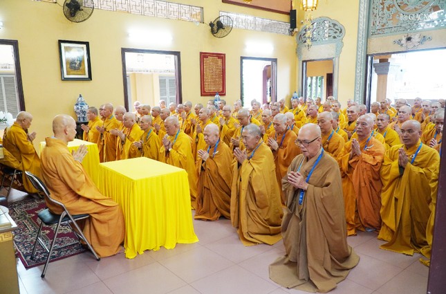 Chư Tăng phương tiện thực hiện nghi thức đại chúng bạch Tự tứ