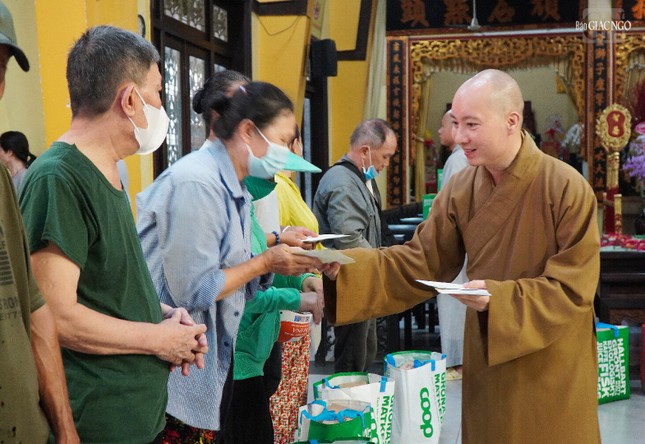 Đại đức Thích Nguyên Các, Phó trụ trì chùa Vĩnh Nghiêm trao quà đến người dân Đại đức Thích Nguyên Các, Phó trụ trì chùa Vĩnh Nghiêm trao quà đến người dân