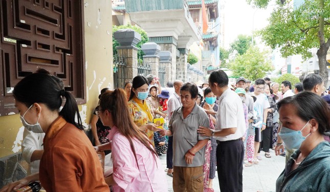 Người dân trên địa bàn Q.10 đến chùa Ấn Quang nhận quà Vu lan chiều 18-8-2024 Người dân trên địa bàn Q.10 đến chùa Ấn Quang nhận quà Vu lan chiều 18-8-2024