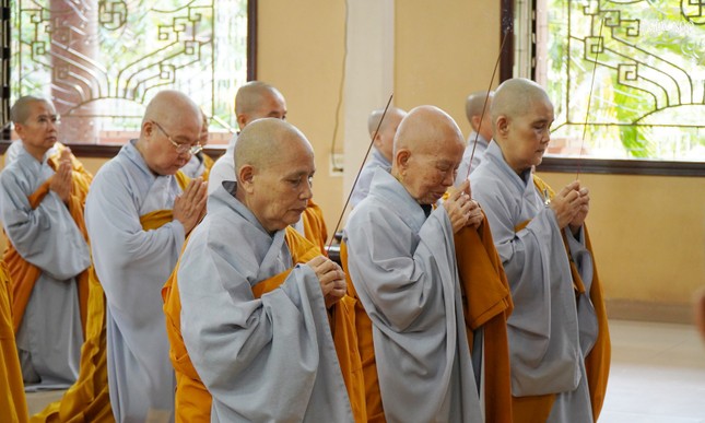 Niêm hương bạch Phật