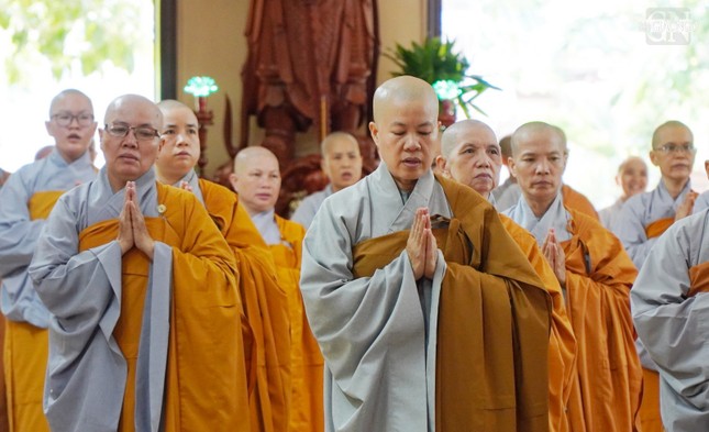 Chư Ni trang nghiêm trong khóa lễ