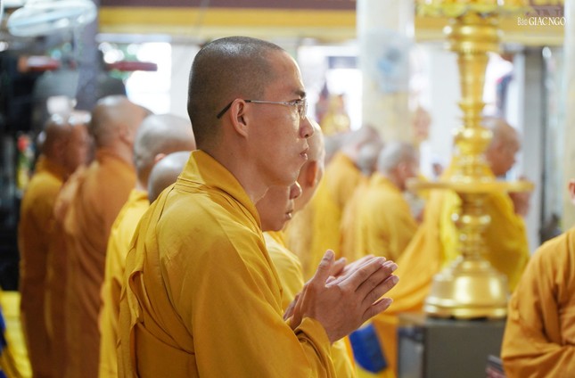 Trang nghiêm khóa lễ tại chánh điện chùa Quảng Đức