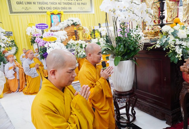 Thượng tọa Thích Thiện Tài thay mặt môn đồ đệ tử cảm tạ