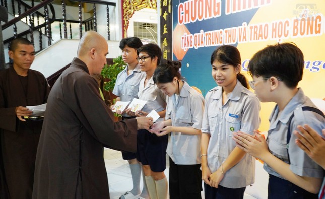 Thượng tọa Thích Minh Trí, Phó ban kiêm Trưởng Phân ban Cư sĩ Phật tử Ban Hướng dẫn Phật tử TP.HCM trao các suất học bổng đến các em Gia đình Phật tử