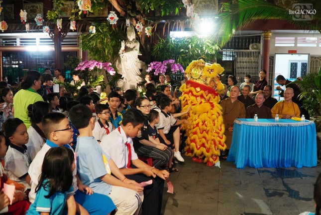 Các em nhỏ thích thú khi được chạm vào chú lân