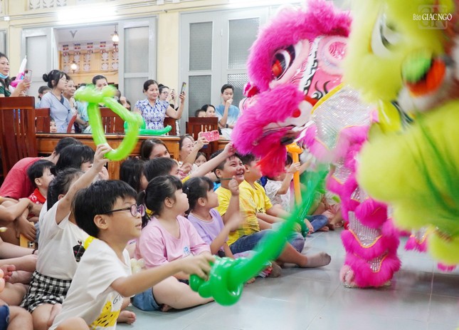 Các em xem múa lân Các em xem múa lân