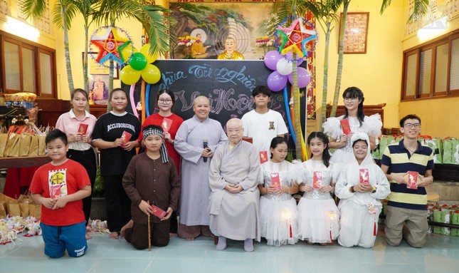 Các em tham gia chép Kinh Vu lan nhận quà từ chư Ni chùa Từ Nghiêm Các em tham gia chép Kinh Vu lan nhận quà từ chư Ni chùa Từ Nghiêm