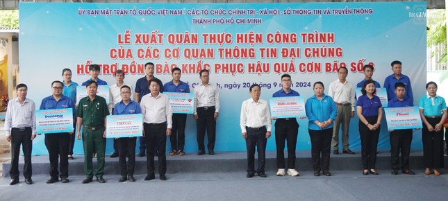 Các cơ quan thông tin đại chúng phối hợp với các tổ chức chính trị - xã hội đăng ký thực hiện các công trình hỗ trợ đồng bào khắc phục bão số 3 Các cơ quan thông tin đại chúng phối hợp với các tổ chức chính trị - xã hội đăng ký thực hiện các công trình hỗ trợ đồng bào khắc phục bão số 3