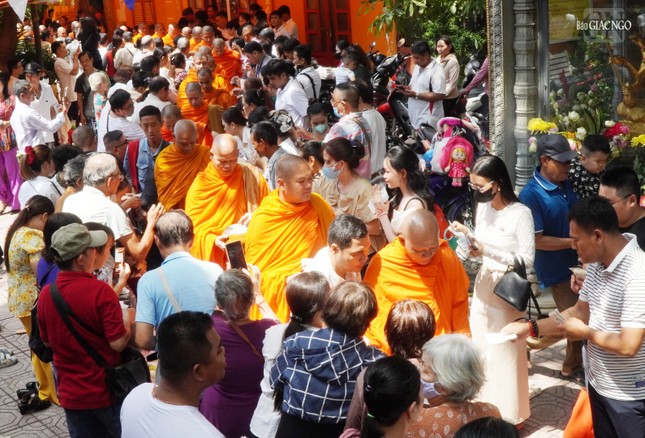 Lễ Sen Đôn-ta của người Khmer Nam bộ còn có tên gọi khác là Pchum Ben, nghĩa là mùa tựu phúc đức, vì người Khmer xem đây là lễ lớn nhất trong các lễ tạo phúc đức Lễ Sen Đôn-ta của người Khmer Nam bộ còn có tên gọi khác là Pchum Ben, nghĩa là mùa tựu phúc đức, vì người Khmer xem đây là lễ lớn nhất trong các lễ tạo phúc đức
