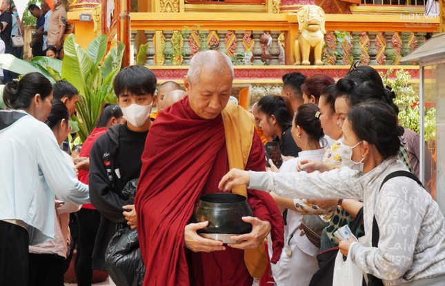 Lễ đặt bát hội đến 100 chư Tăng trong lễ Sen Đôn-ta Lễ đặt bát hội đến 100 chư Tăng trong lễ Sen Đôn-ta