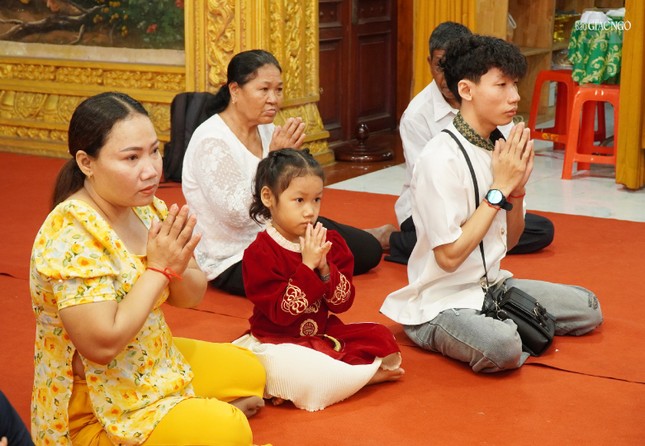 Nhiều em bé theo mẹ về dự lễ Sen Đôn-ta Nhiều em bé theo mẹ về dự lễ Sen Đôn-ta