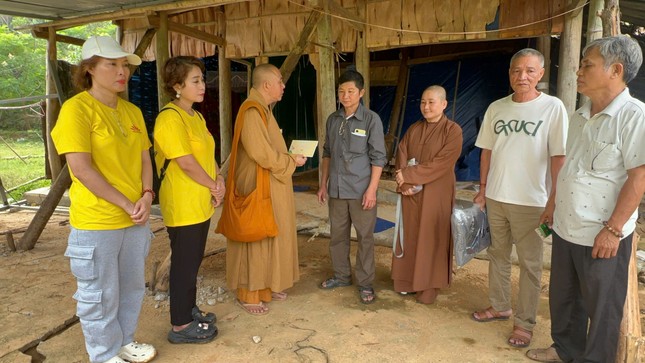 Thượng tọa Thích Thiện Từ thăm hỏi và tặng quà đến người dân Thượng tọa Thích Thiện Từ thăm hỏi và tặng quà đến người dân