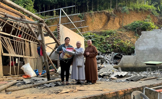 Chư Ni chùa Pháp Thành, Long Thạnh tặng quà đến người dân Chư Ni chùa Pháp Thành, Long Thạnh tặng quà đến người dân