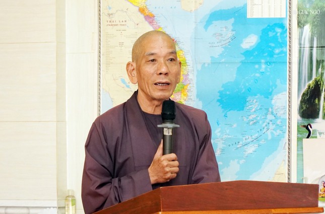 Thượng tọa Thích Giác Trí, Trưởng ban Trị sự GHPGVN Q.Gò Vấp phát biểu tại phiên họp