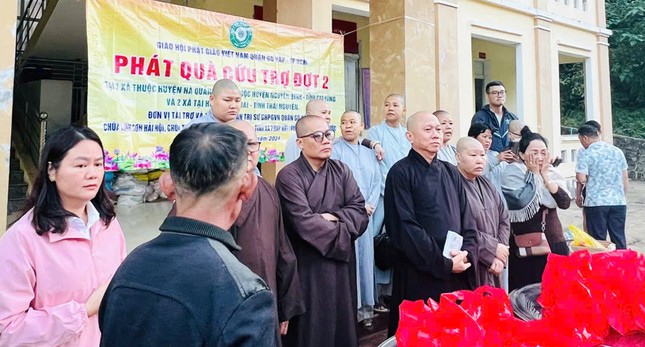 Thượng tọa Thích Tắc Bạch đại diện đoàn thăm hỏi, chia sẻ với bà con