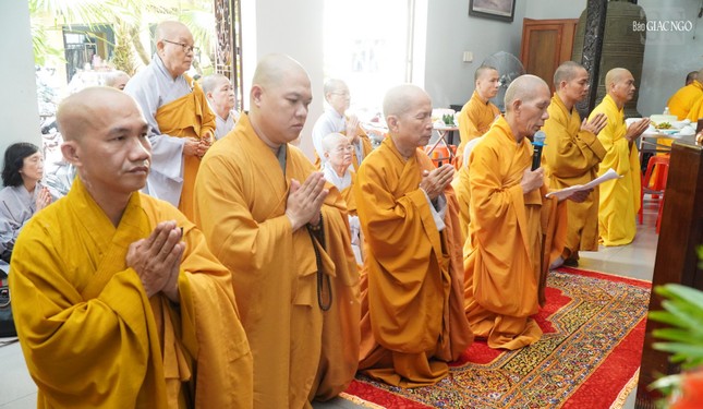 Thượng tọa Thích Giác Trí, Trưởng ban Trị sự GHPGVN Q.Gò Vấp, trụ trì chùa Huỳnh Kim, đại diện cho môn đồ đệ tử tác bạch