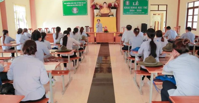 Các học viên bậc Trì bắt đầu buổi học đầu tiên Các học viên bậc Trì bắt đầu buổi học đầu tiên