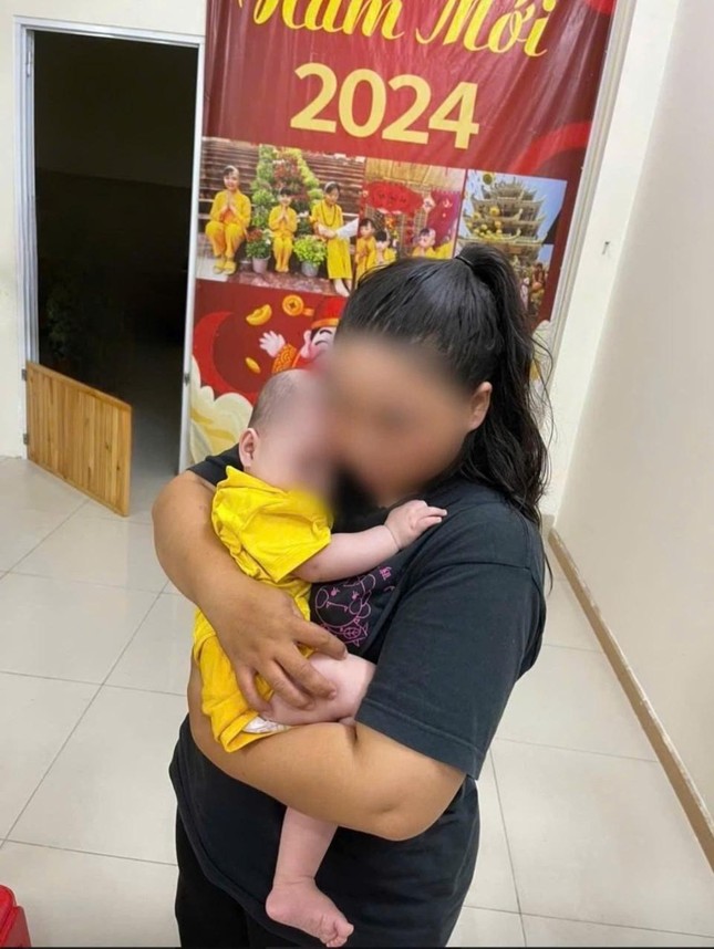 Chị T. (31 tuổi, quê Tây Ninh) nhận lại con tại mái ấm tình thương Quan Âm - Ảnh: Công an P.Hiệp Thành Chị T. (31 tuổi, quê Tây Ninh) nhận lại con tại mái ấm tình thương Quan Âm - Ảnh: Công an P.Hiệp Thành