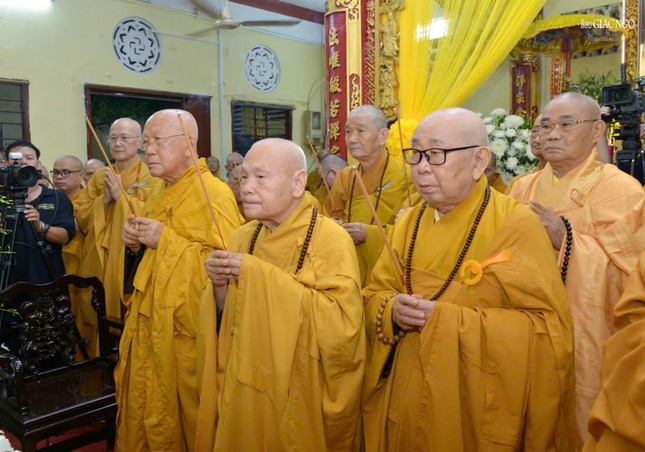 Chư vị Trưởng lão cầu nguyện