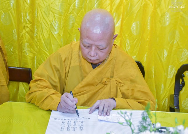 Hòa thượng Thích Lệ Trang ký sổ tang lưu niệm