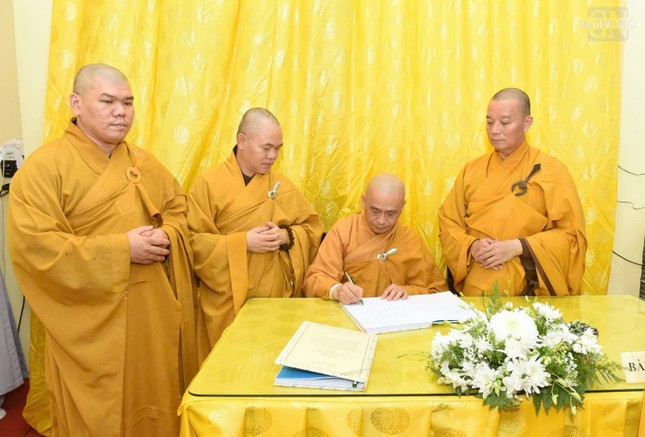 Thượng tọa Thích Tâm Chơn, Trưởng ban Trị sự GHPGVN Q.Bình Thạnh ký sổ tang lưu niệm