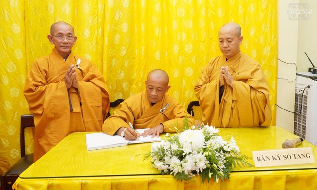 Thượng tọa Thích An Thường, Trưởng ban Trị sự GHPGVN H.Củ Chi ký sổ tang lưu niệm